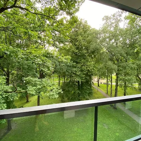 Apartment Spacious 2-bedroom With A Park View